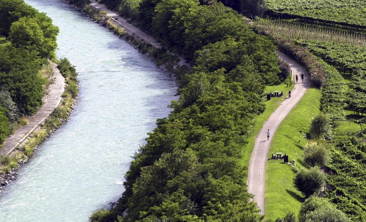 La pista ciclabile lungo il fiume Sarca | © Archivio Garda Trentino (ph. Roberto Vuilleumier) , Garda Trentino La pista ciclabile lungo il fiume Sarca | © Archivio Garda Trentino (ph. Roberto Vuilleumier) , Garda Trentino