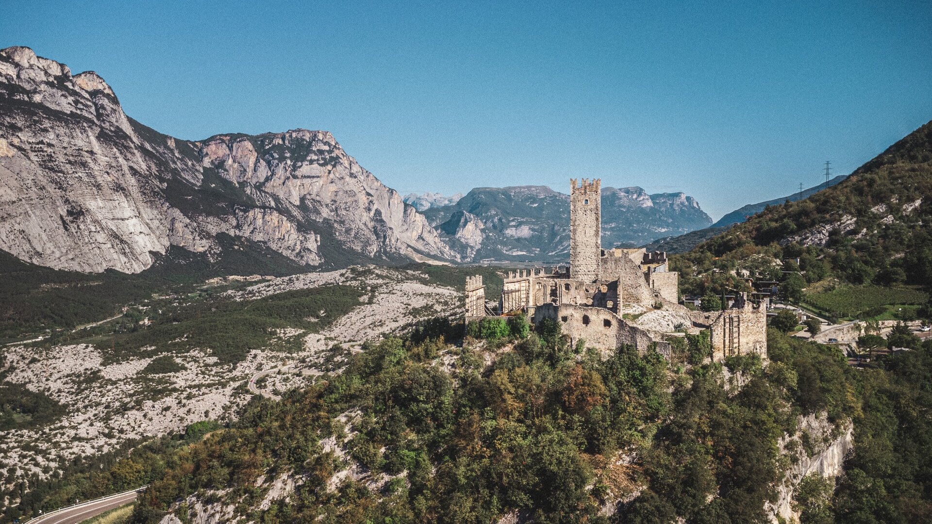 Burg Drena und im Hintergrund die Marocche | © Archivio Garda Trentino (ph. Tommaso Prugnola), Garda Trentino 