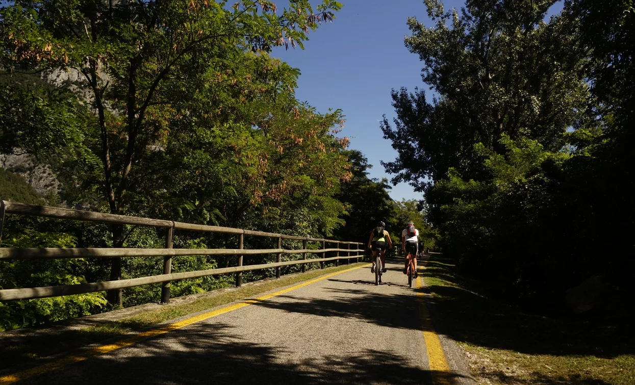 Entlang des Radwegs zwischen Pietramurata und Sarche | © Archivio Garda Trentino (ph. Marco Giacomello), Garda Trentino 