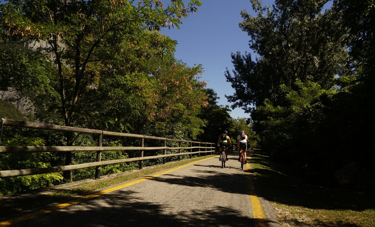 Entlang des Radwegs zwischen Pietramurata und Sarche | © Archivio Garda Trentino (ph. Marco Giacomello), Garda Trentino 