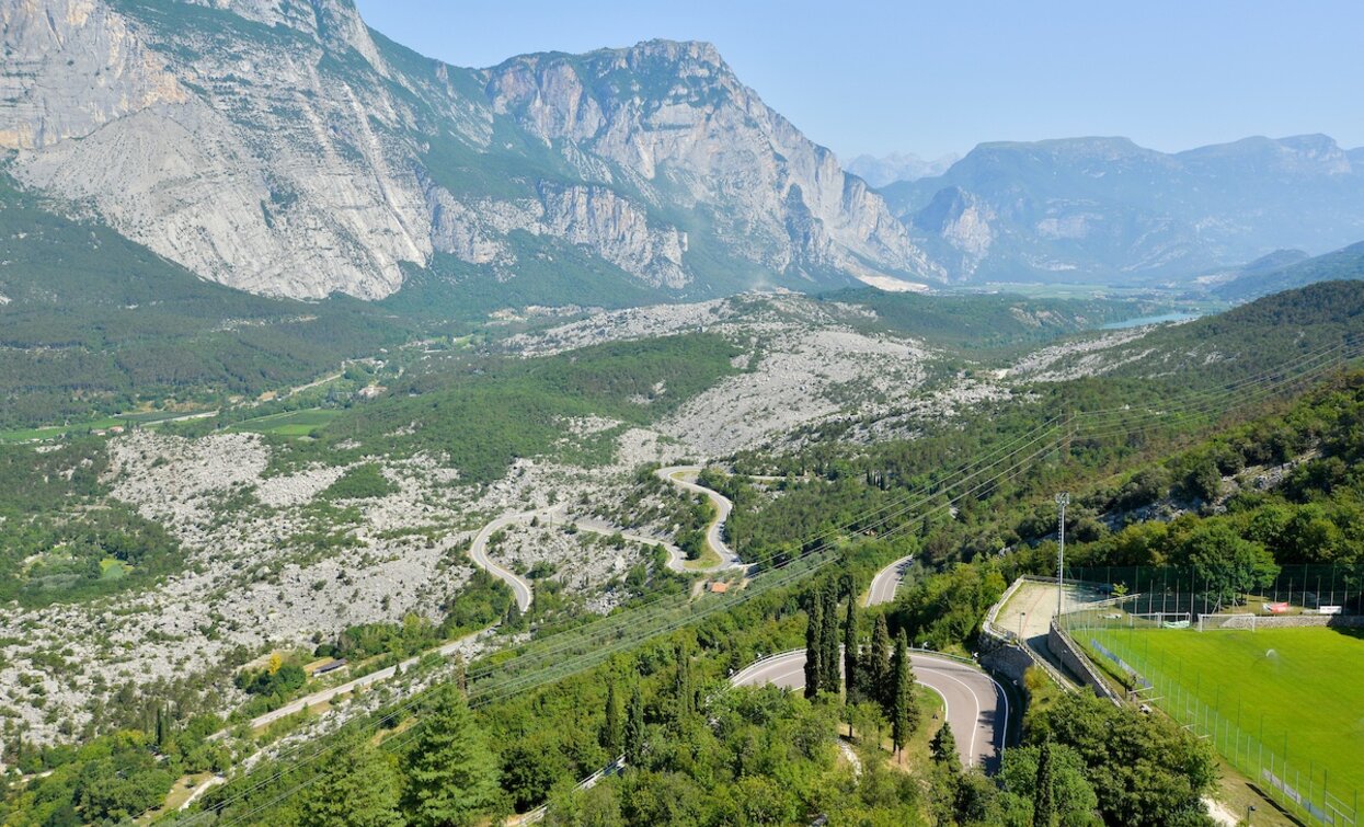 Das Gebiet Marocche (rechts, im Hintergrund, der See Cavedine) | © Archivio APT Garda Trentino (ph. R. Vuilleumier), Garda Trentino 