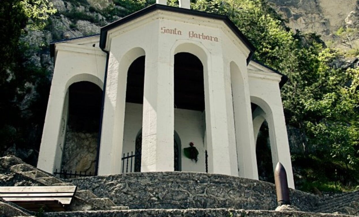 Die kleine Kirche Santa Barbara | © Archivio APT Garda Trentino, Garda Trentino
