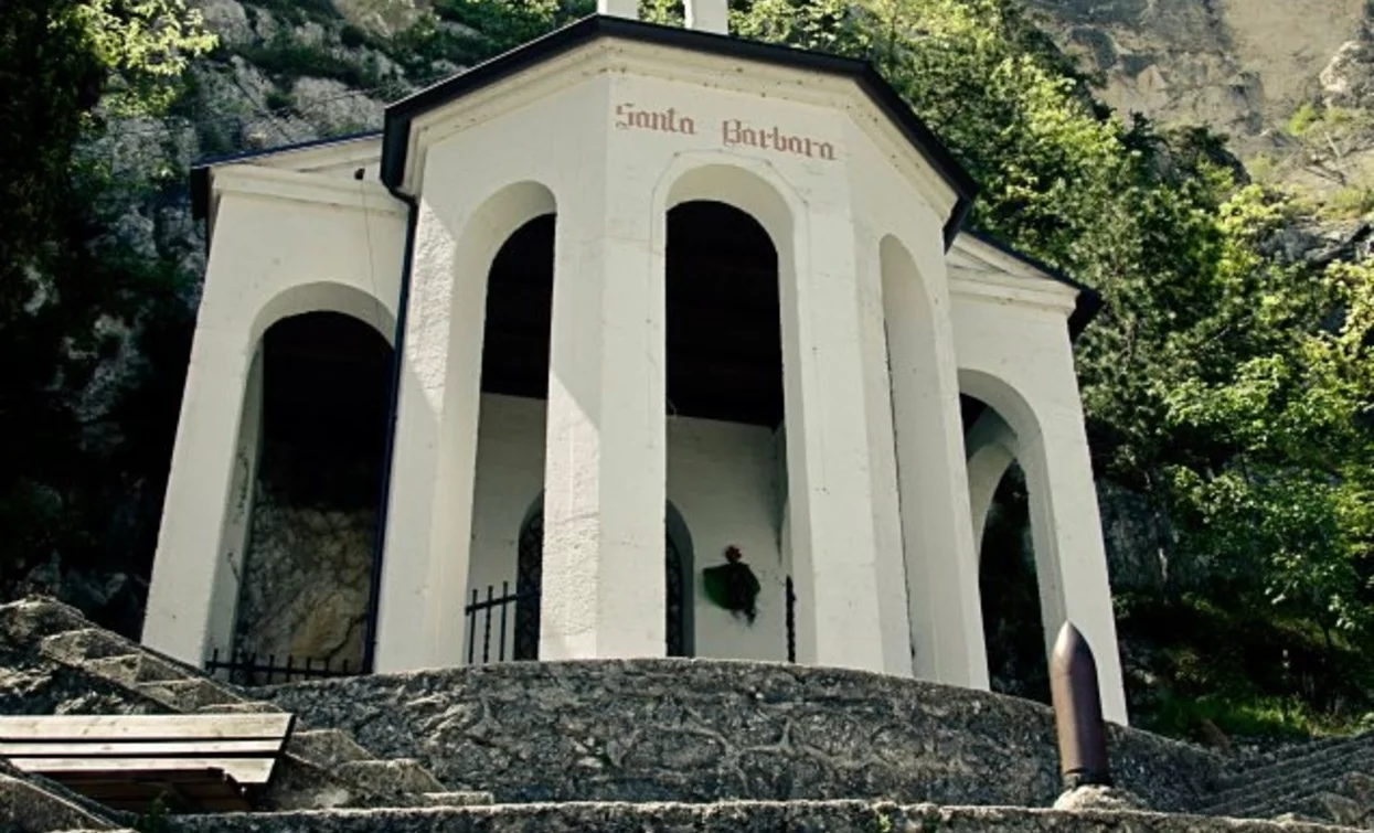 Die kleine Kirche Santa Barbara | © Archivio APT Garda Trentino, Garda Trentino