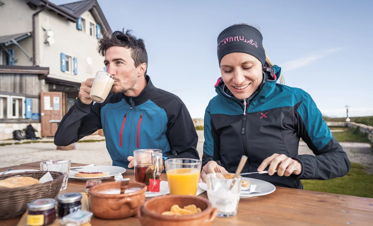 Breakfast at the Damiano Chiesa Refuge on Monte Altissimo | © Archivio Garda Trentino (ph. Watchsome), Garda Trentino  Breakfast at the Damiano Chiesa Refuge on Monte Altissimo | © Archivio Garda Trentino (ph. Watchsome), Garda Trentino