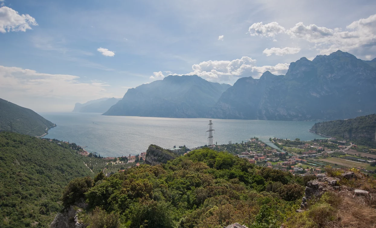 Der nördliche Gardasee von den Ruinen der Burg Penede | © Archivio Garda Trentino, Garda Trentino