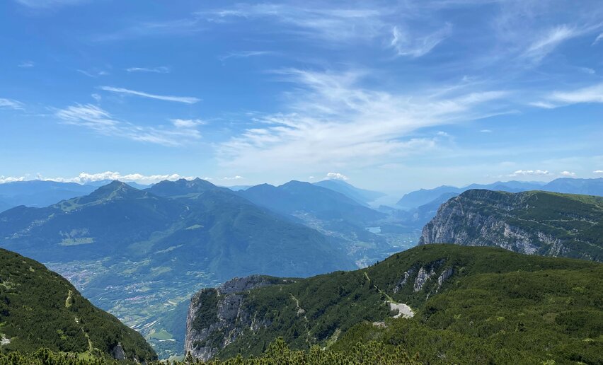 Gardasee und Monte Bondone von der Paganella-Spitze | © Jennifer Paissan, Garda Trentino  Gardasee und Monte Bondone von der Paganella-Spitze | © Jennifer Paissan, Garda Trentino