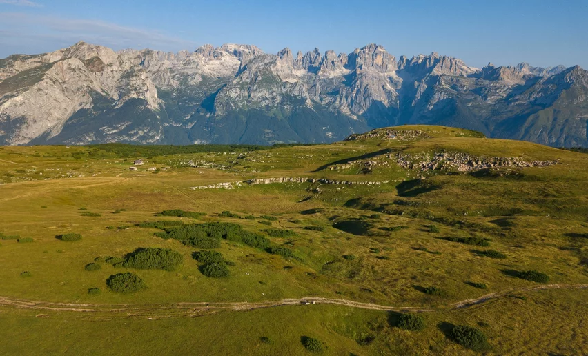 I prati in zona Bait del Germano e le Dolomiti di Brenta | © ph. Tommaso Pini, APT Paganella