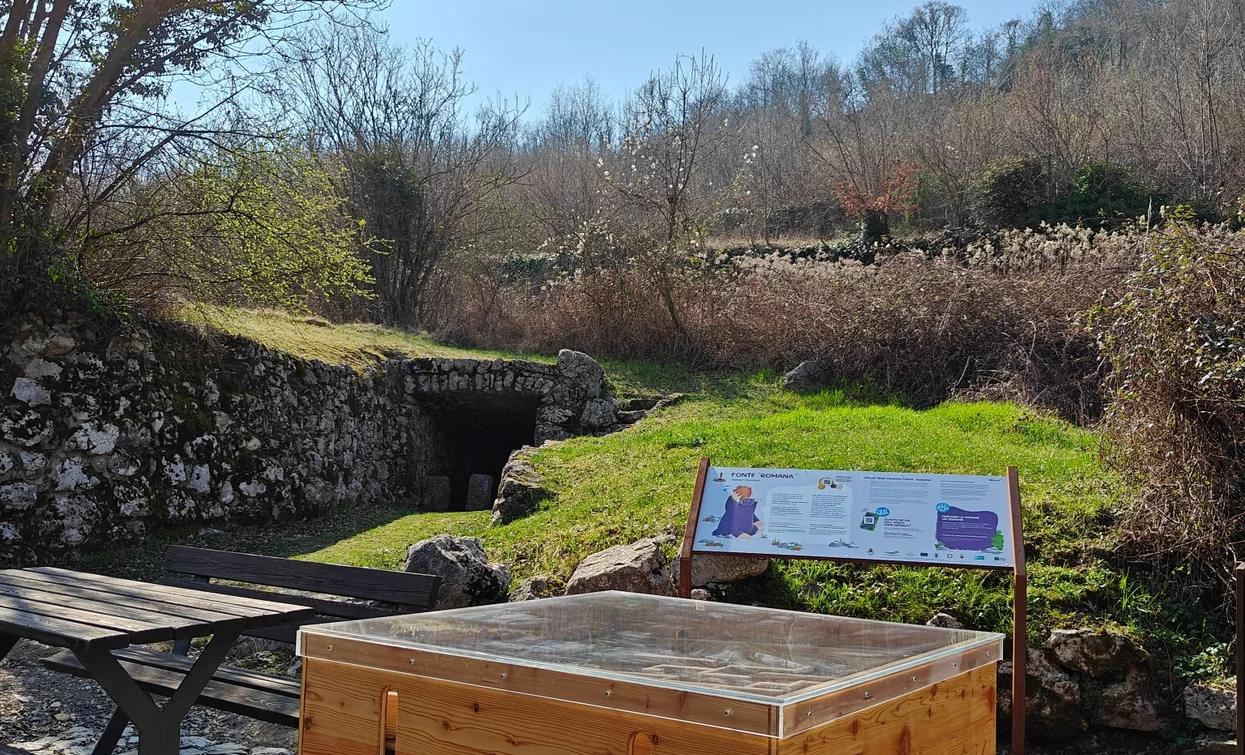 Etappe 1 bezüglich der Römischen Quelle auf dem archäologisch-naturkundlichen Pfad mit didaktischer Installation für Kinder | © Sentieri Di Famiglia, Sentieri di Famiglia
