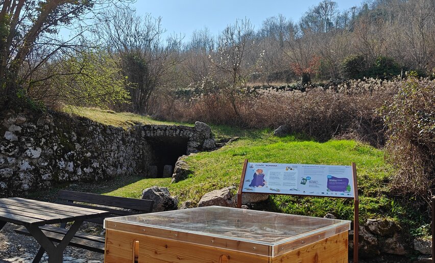 Etappe 1 bezüglich der Römischen Quelle auf dem archäologisch-naturkundlichen Pfad mit didaktischer Installation für Kinder | © Sentieri Di Famiglia, Sentieri di Famiglia