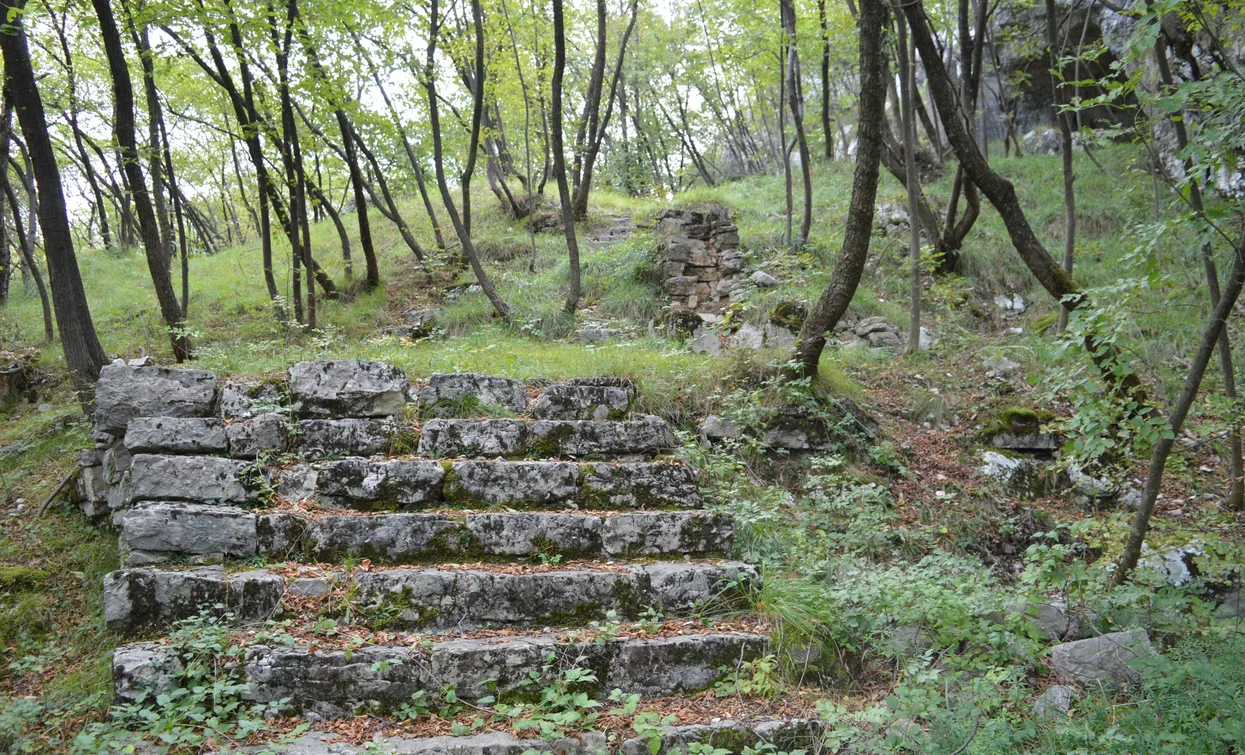Lungo il sentiero 601 verso il Segrom | © A. Pizzato - montagnadiviaggi.it, Garda Trentino 