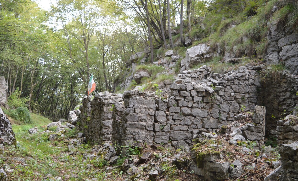 Ruins of buildings dating back to the First World War | © A. Pizzato - montagnadiviaggi.it, Garda Trentino