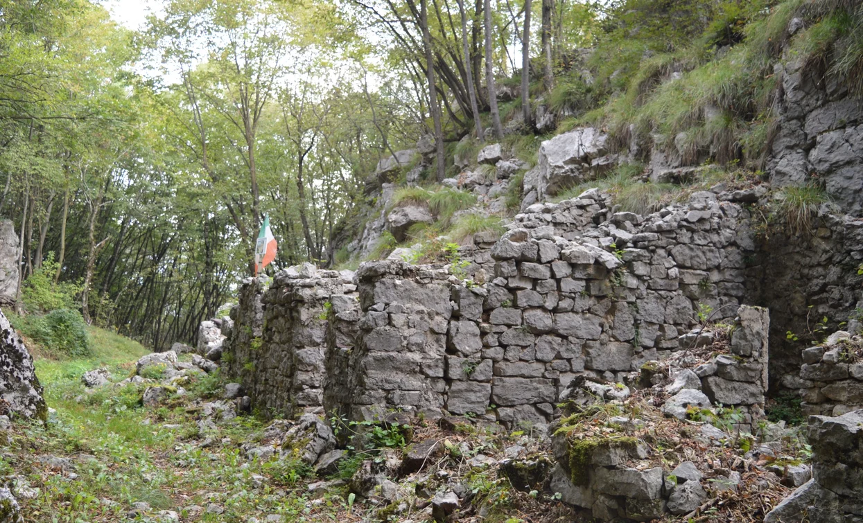 Ruderi di edifici risalenti alla Grande Guerra | © A. Pizzato - montagnadiviaggi.it, Garda Trentino 