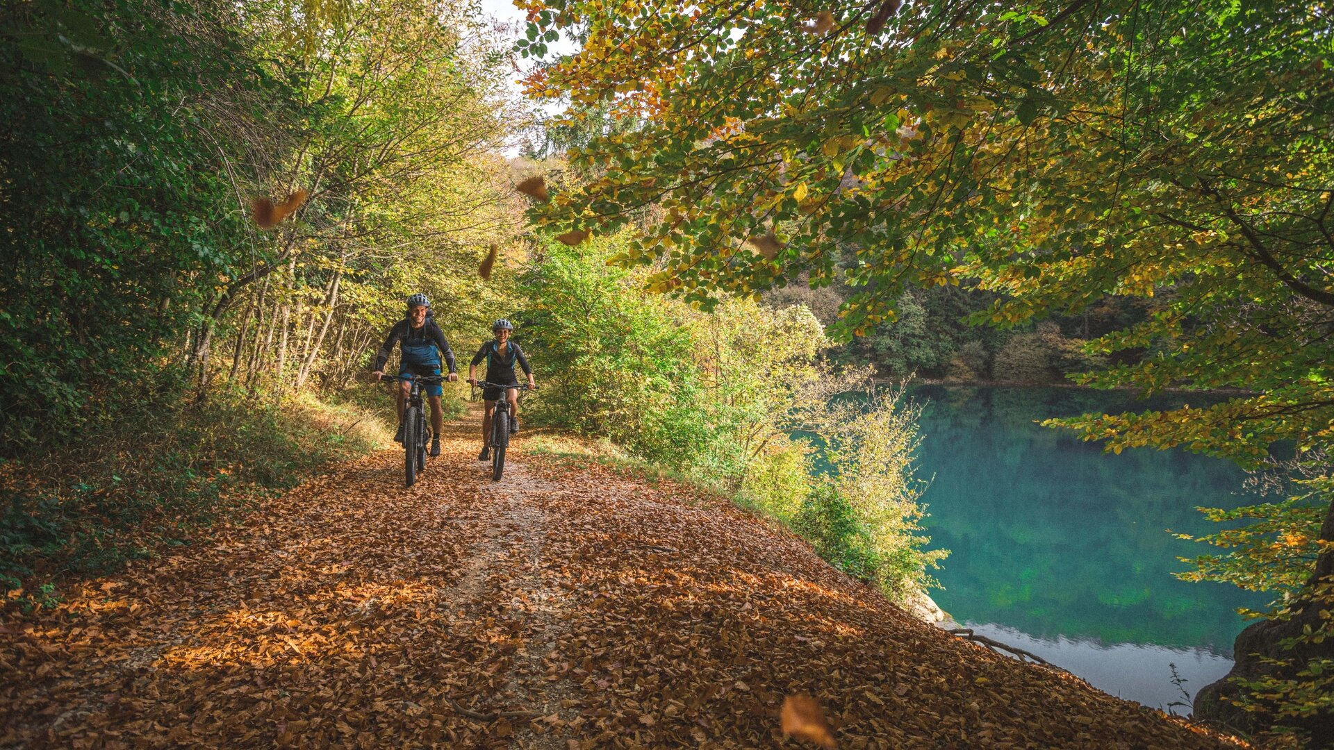 Biking along the shores of Lake Lamar | © Archivio Garda Trentino (ph. Tommaso Prugnola), Garda Trentino 