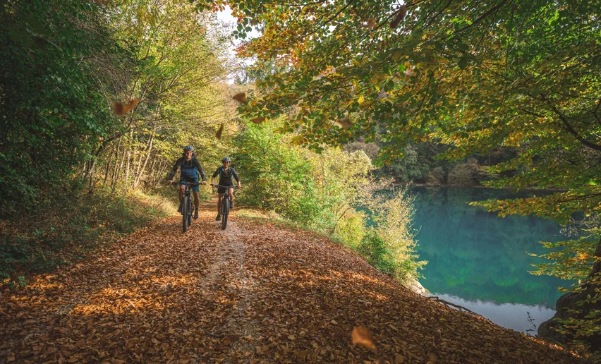 Mit dem Fahrrad entlang der Ufer des Lamar-Sees | © Archivio Garda Trentino (ph. Tommaso Prugnola), Garda Trentino 