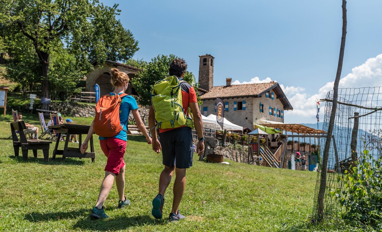 L'arrivo al rifugio San Pietro | © J. Doohan, Garda Trentino 