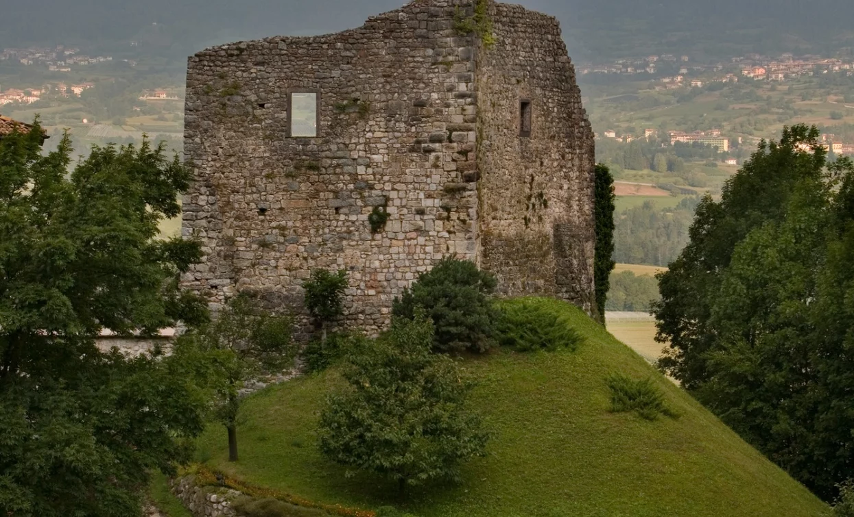 One of the towers of Castel Spine | © Staff Outdoor Garda Trentino VN, Garda Trentino