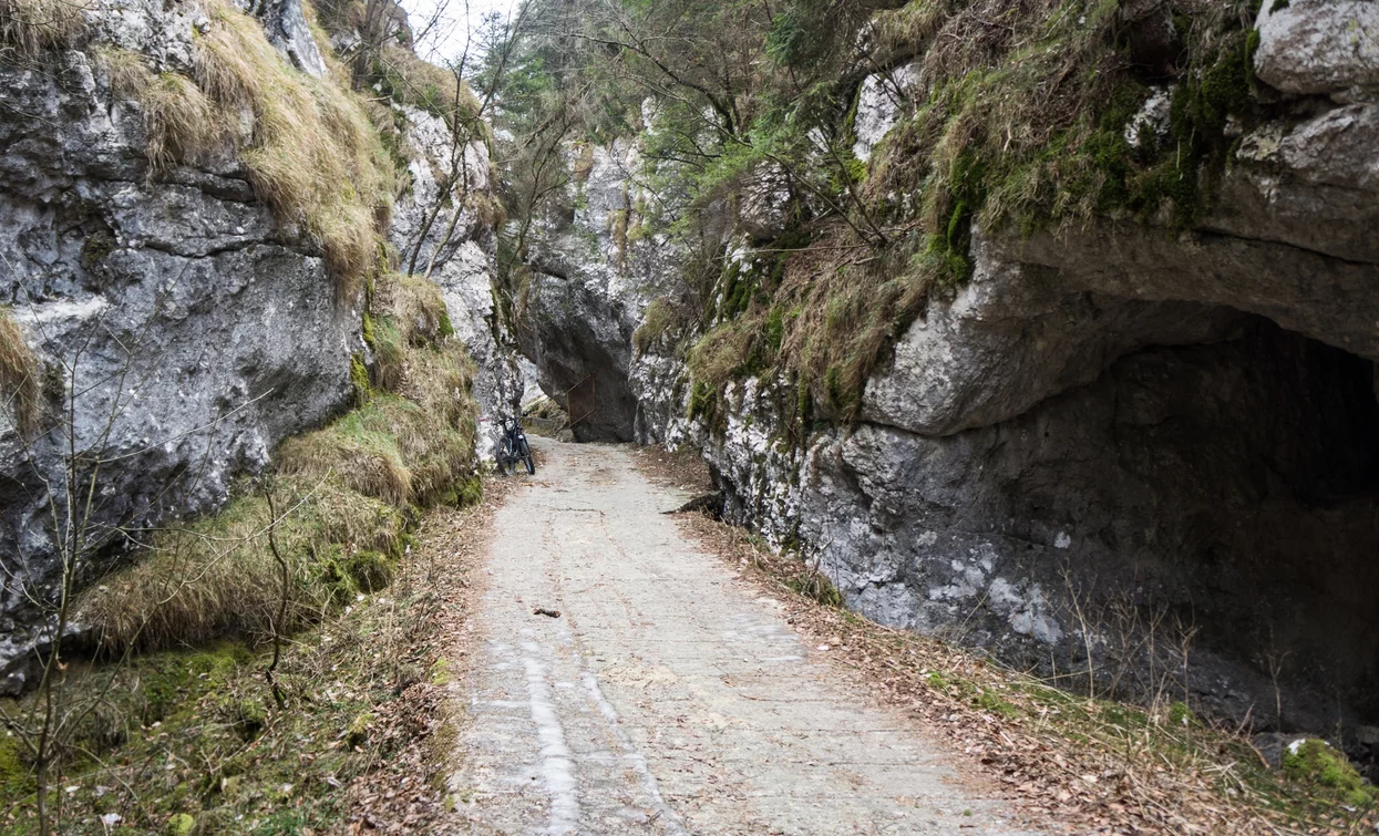 Passage entlang des Anstiegs von Leano zum Passo Guil | © Archivio Garda Trentino (ph. Marco Giacomello), North Lake Garda Trentino 