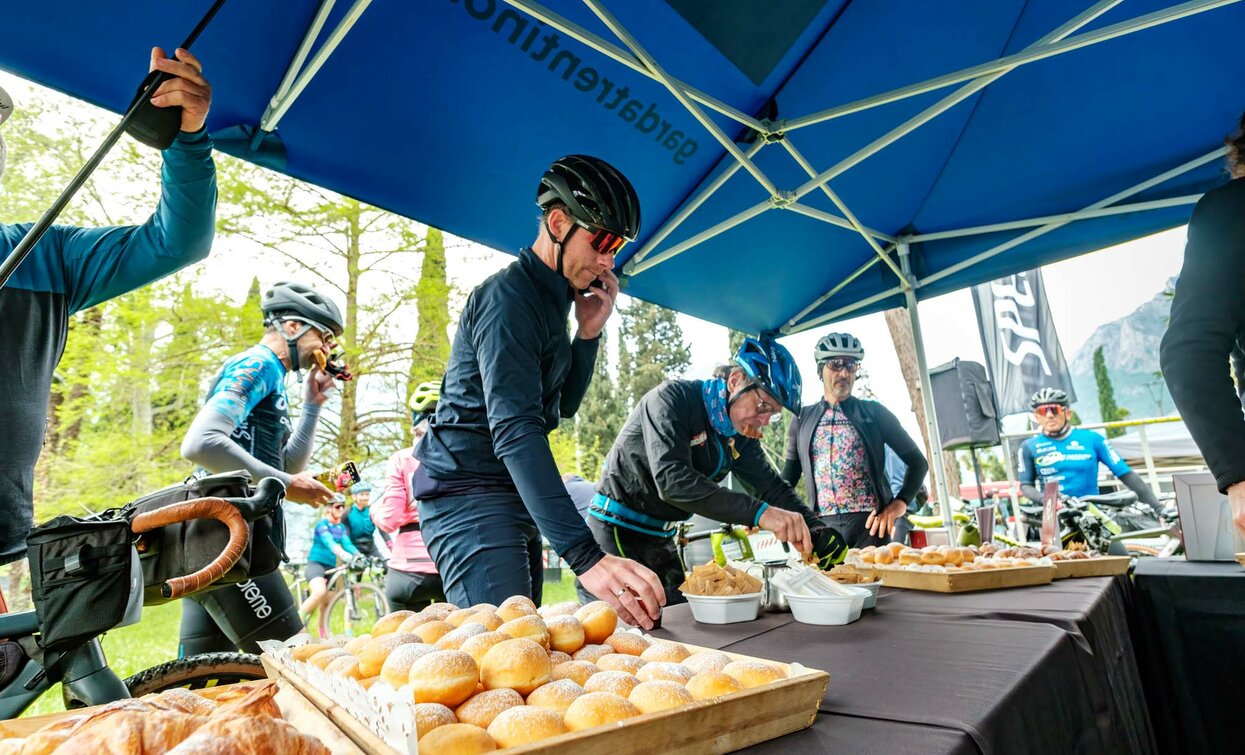 Gravel-Verpflegung | © Archivio APT Garda Dolomiti - Castagna, Garda Trentino 