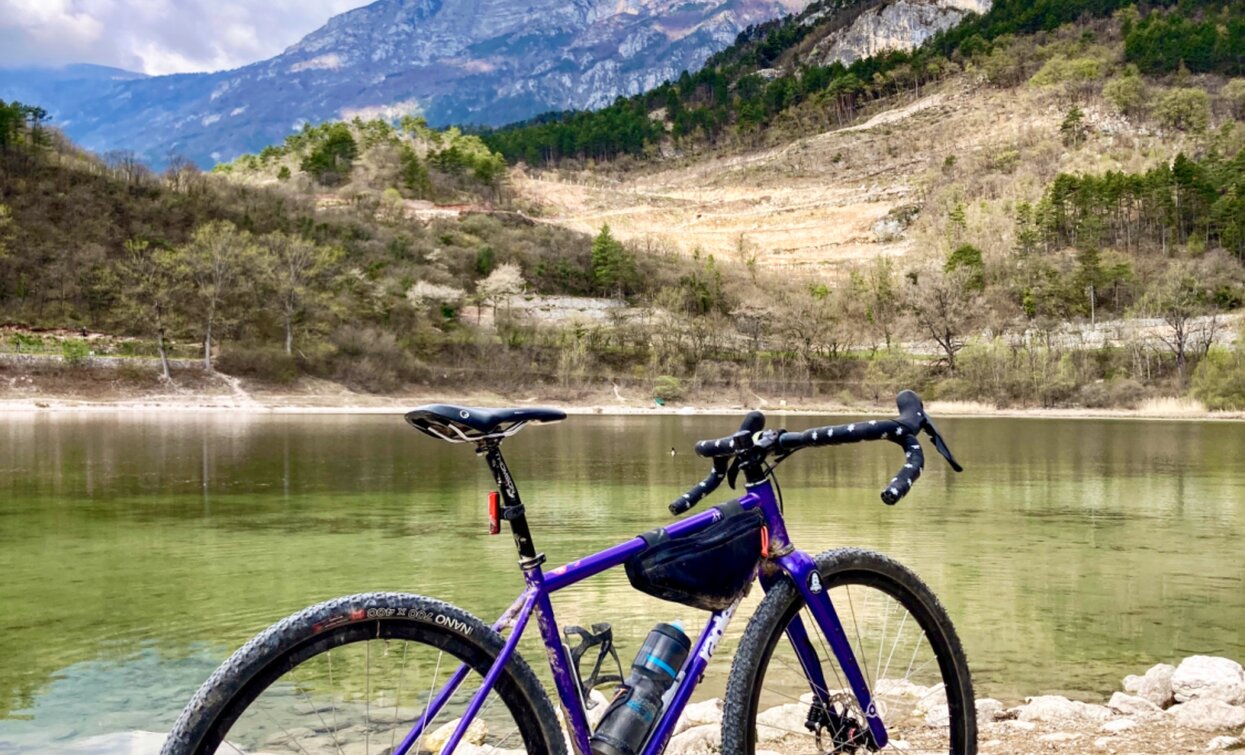 passeggiata lato nord del lago di Terlago, direzione abitato omonimo, vista sul promontorio delle Vallene e su Canfedìn@luca bortolotti | © Luca bortolotti, Garda Trentino 