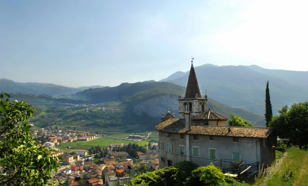 Die Wallfahrtskirche von Montalbano entlang des Lasta-Visitrovereto-Weges | © ApT Rovereto Vallagarina Monte Baldo, Rovereto Vallagarina e Monte Baldo