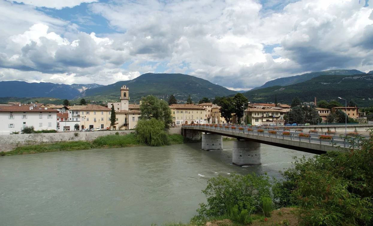Borgo Sacco vom Etsch aus gesehen | © ApT Rovereto Vallagarina Monte Baldo, Rovereto Vallagarina e Monte Baldo