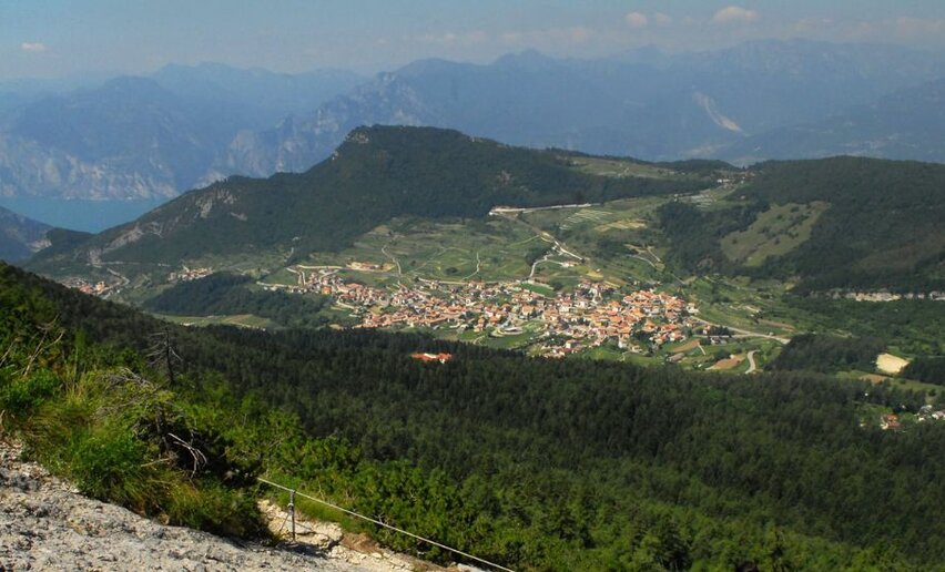 view of Ronzo and Garda from Monte Biaena | © ApT Rovereto Vallagarina Monte Baldo, Garda Trentino