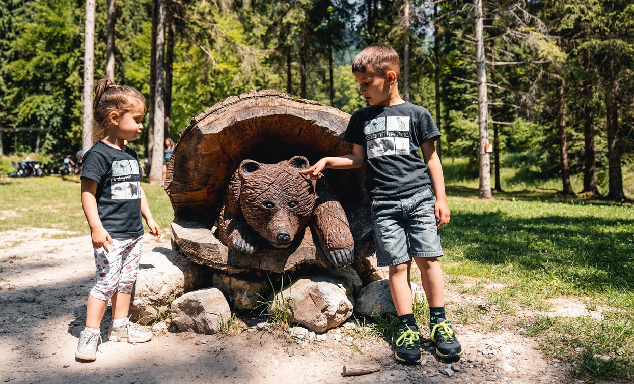 Die Holzskulpturen, die der Fee Gavardina gewidmet sind | © Alice Russolo, Garda Trentino 