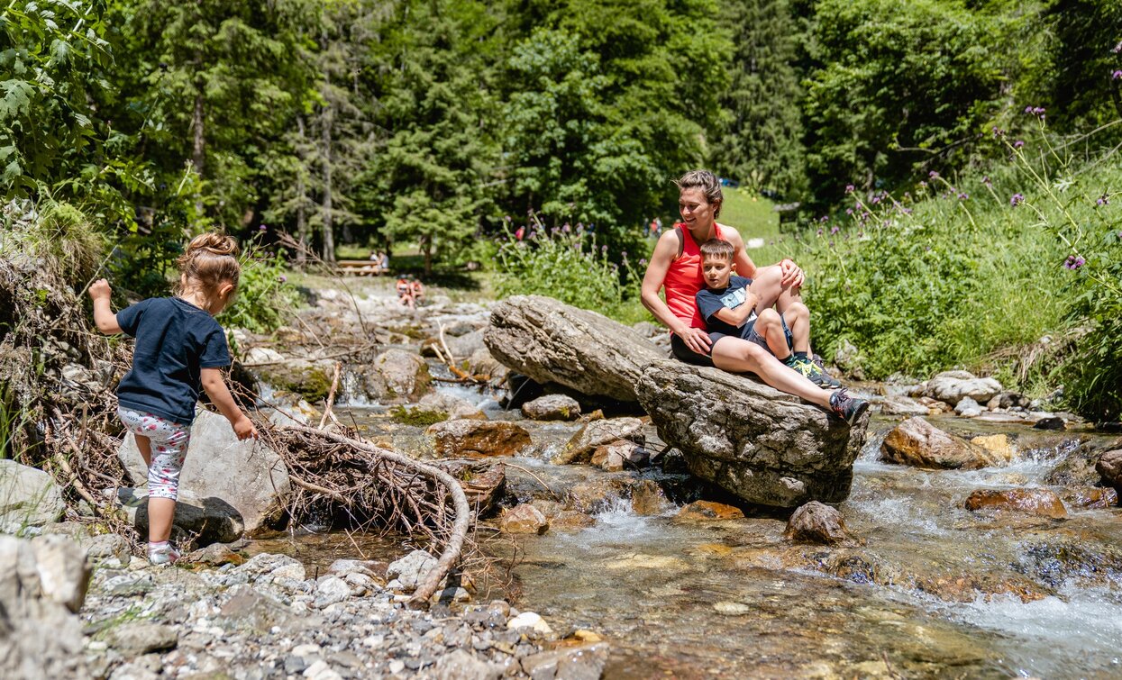 Spaziergang auf dem Naturlehrpfad im Talgrund | © Alice Russolo, Garda Trentino 