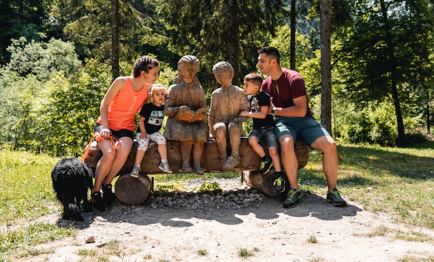 Die Holzskulpturen, die der Fee Gavardina gewidmet sind | © Alice Russolo, Garda Trentino  Die Holzskulpturen, die der Fee Gavardina gewidmet sind | © Alice Russolo, Garda Trentino