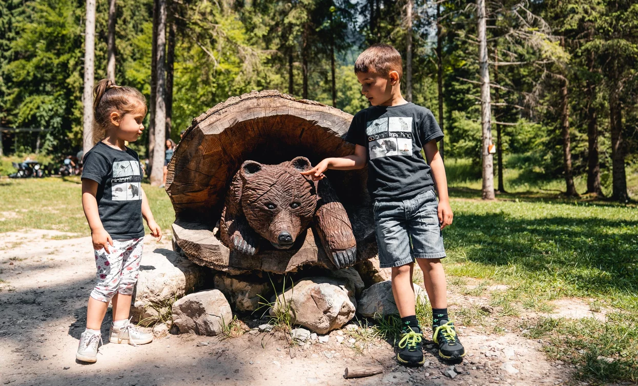 The wooden sculptures dedicated to the Fairy Gavardina | © Alice Russolo, Garda Trentino 