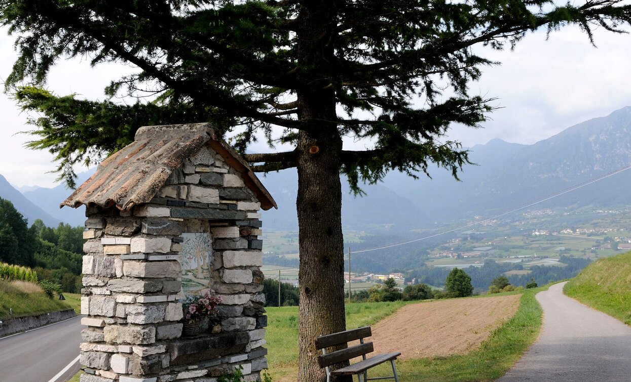 Stradina secondaria vicino al paese di Comano | © Fototeca Trentino Sviluppo (ph. B. Bolchi), North Lake Garda Trentino 