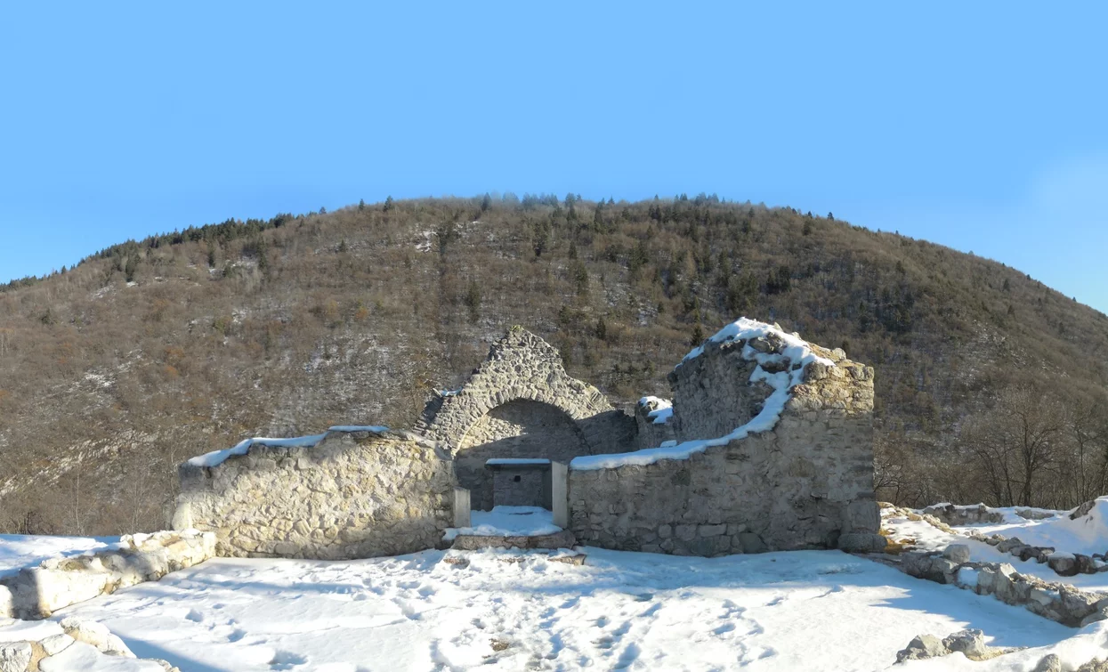 Archäologische Stätte S. Martino unter dem Schnee | © Associazione Giovane Judicaria, Garda Trentino 