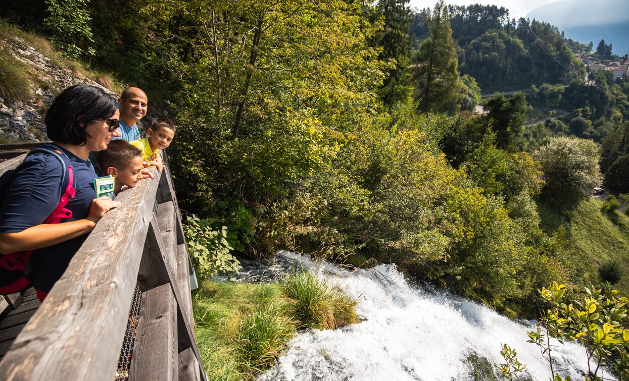 Con la famiglia alla Cascata del Parco Naturale Adamello Brenta | © Fototeca Trentino Sviluppo foto di A. Russolo, Garda Trentino 