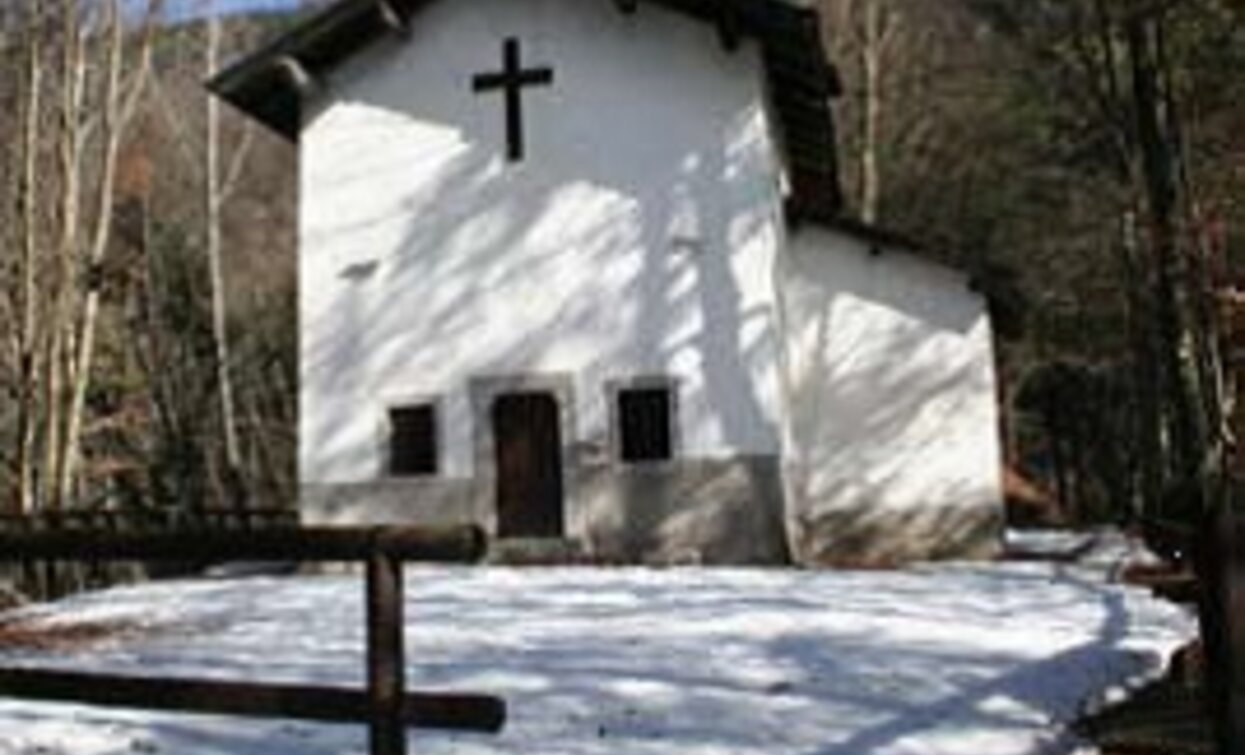 Chiesetta di S. Croce ai piedi del Monte Casale | © APT Terme di Comano Dolomiti di Brenta, Garda Trentino 