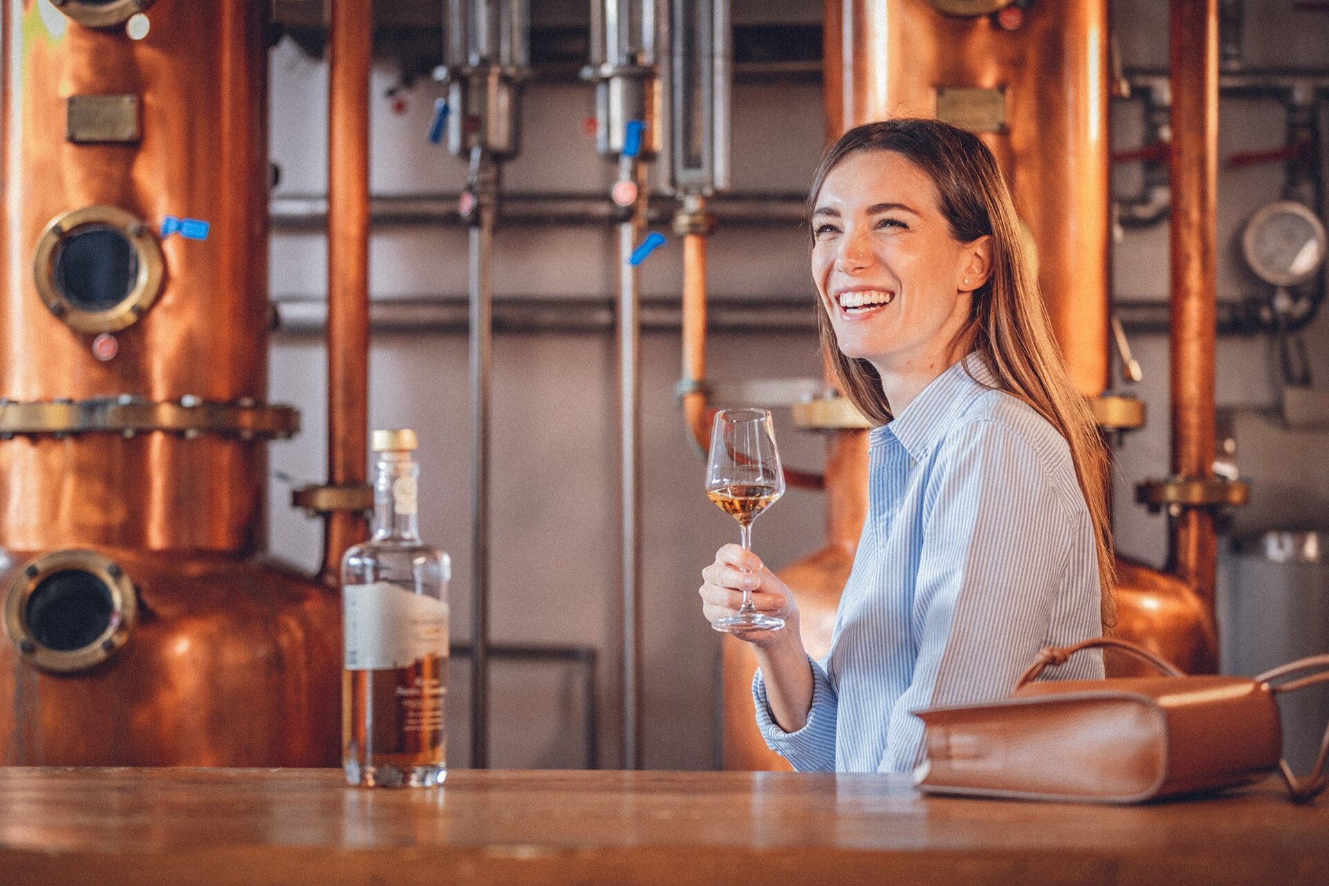 Degustazione di grappa in una distilleria. — Alchimie d'autunno