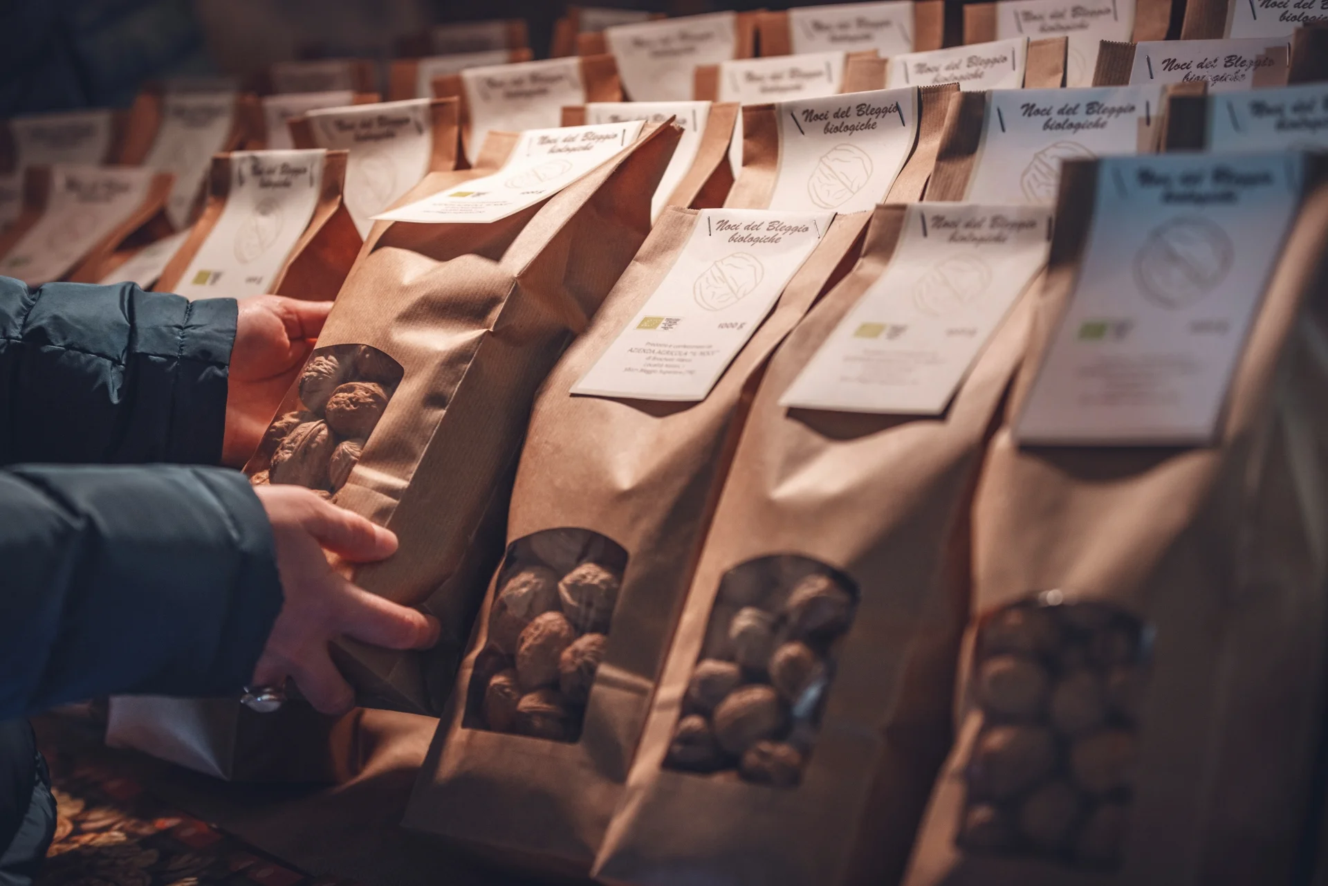 Confezioni di Noci del Bleggio biologiche esposte al mercato. — Festa della Noce