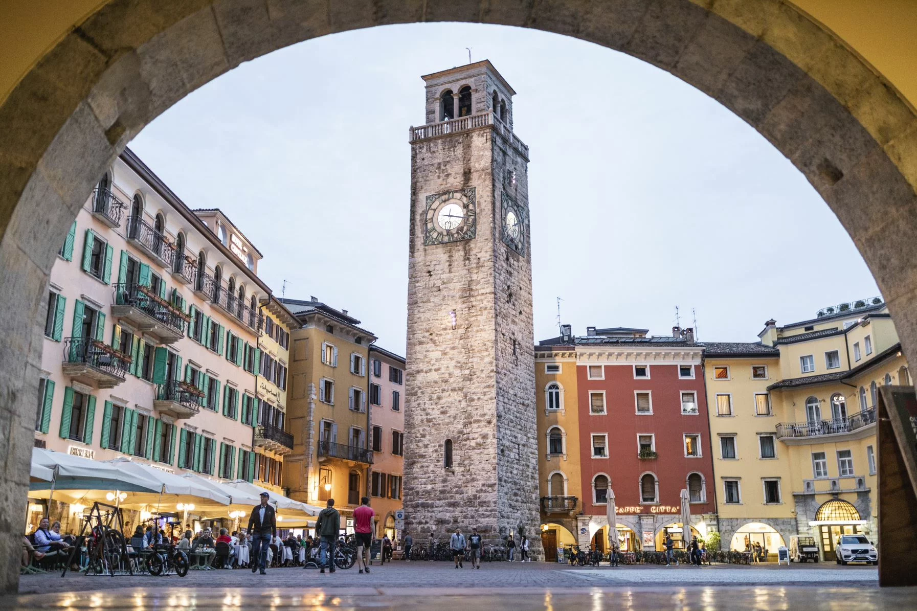Panorama Riva del Garda z wieży Torre Apponale