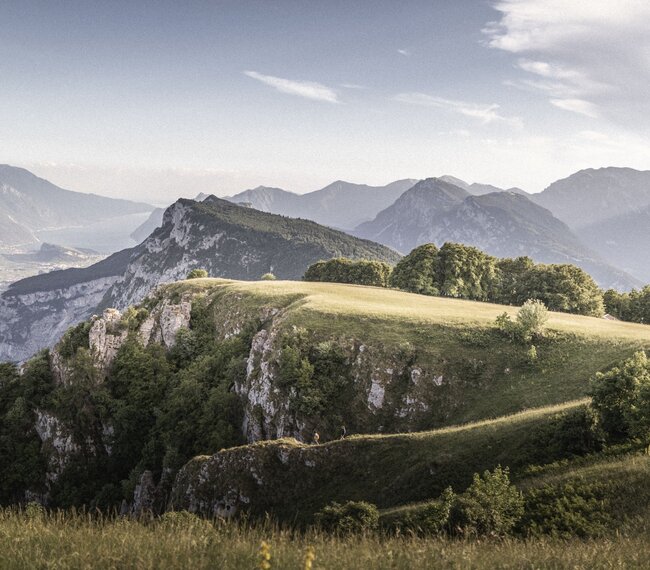 An der Gipfel von Monte Casale | © Archivio Garda Trentino (ph. Watchsome), Garda Trentino  An der Gipfel von Monte Casale | © Archivio Garda Trentino (ph. Watchsome), Garda Trentino