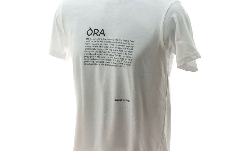 Ein weißes T-Shirt, das auf einem Mannequin ausgestellt ist. Auf dem T-Shirt ist ein Text in Italienisch gedruckt. Ein weißes T-Shirt, das auf einem Mannequin ausgestellt ist. Auf dem T-Shirt ist ein Text in Italienisch gedruckt.