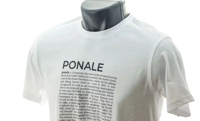 Ein weißes T-Shirt mit dem Schriftzug "PONALE" und einem beschreibenden Text. Das T-Shirt wird auf einem Mannequin präsentiert.