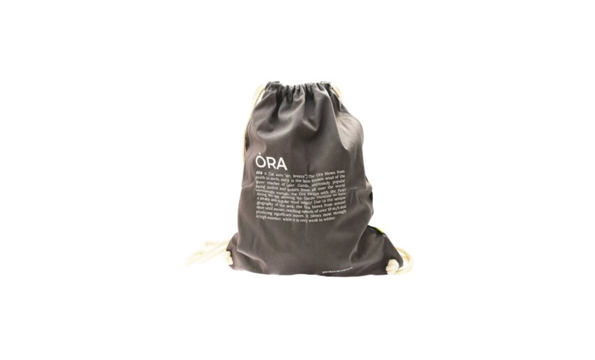 Eine graue Stofftasche mit Kordelzug, dekoriert mit klarer Schrift. Ideal zum Transport kleiner Gegenstände. Eine graue Stofftasche mit Kordelzug, dekoriert mit klarer Schrift. Ideal zum Transport kleiner Gegenstände.