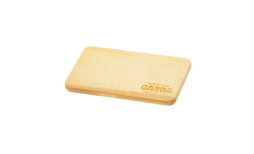 Una tavoletta di legno liscia con il logo "North Lake Garda". È semplice e di design elegante.