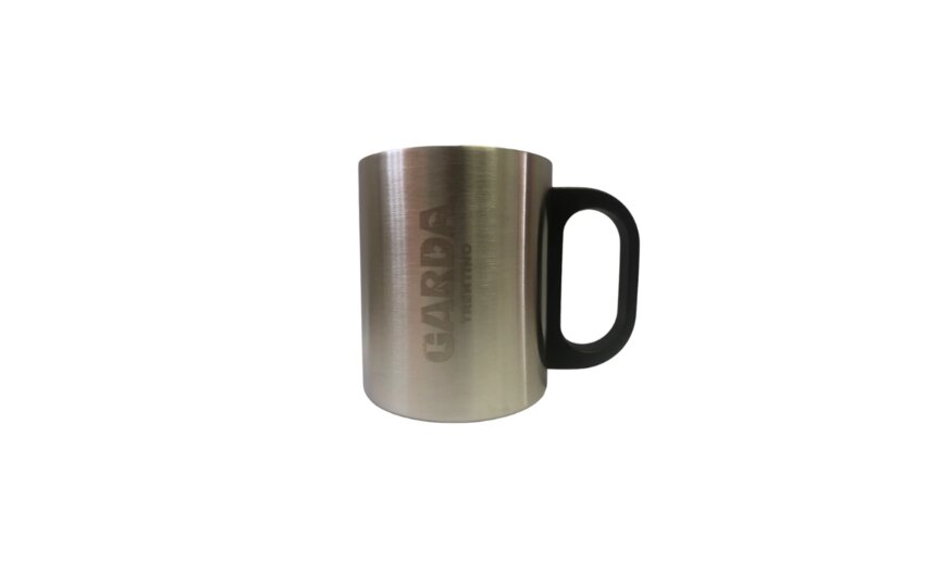 A stainless steel mug with a black handle. The name "GARDA" is engraved on the surface. A stainless steel mug with a black handle. The name "GARDA" is engraved on the surface.