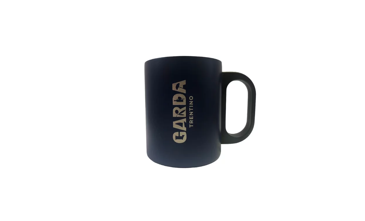 An elegant dark blue mug with the "GARDA TRENTINO" logo prominently displayed. Ideal for enjoying a hot beverage in style.