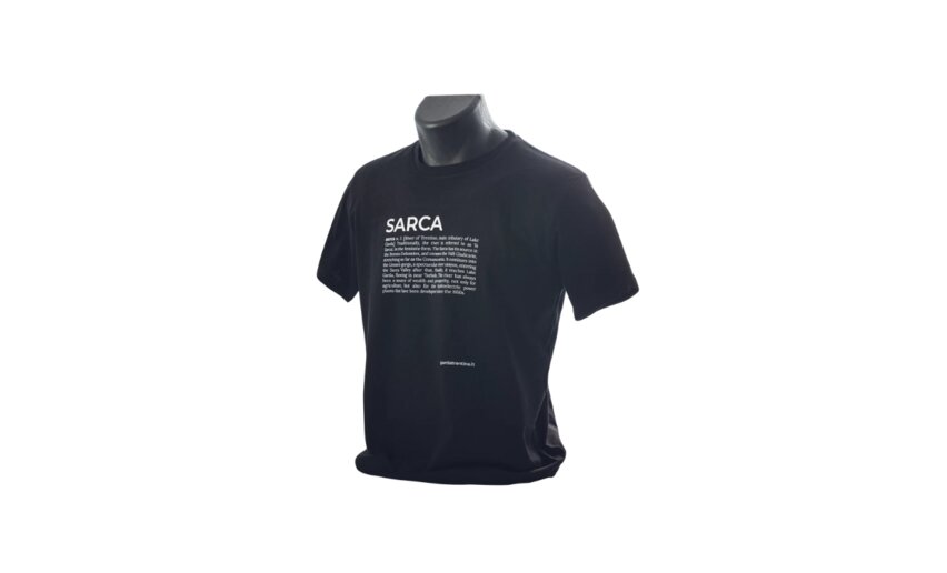 Ein schwarzes T-Shirt mit der Aufschrift "SARCA" und weißem Text. Das Design ist einfach und modern, geeignet für einen lässigen Look. Ein schwarzes T-Shirt mit der Aufschrift "SARCA" und weißem Text. Das Design ist einfach und modern, geeignet für einen lässigen Look.