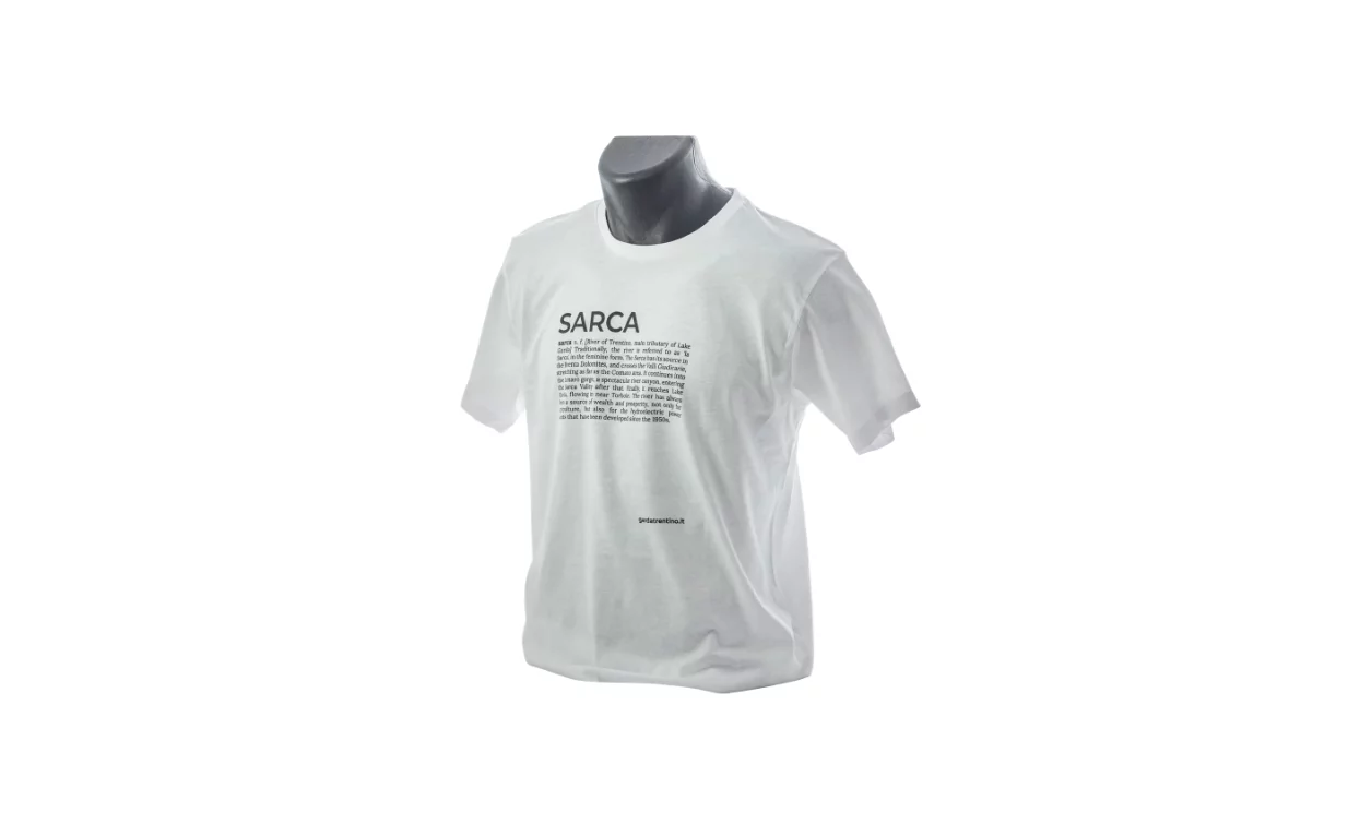 A white t-shirt with the text "SARCA" and black writing. It is displayed on a mannequin.