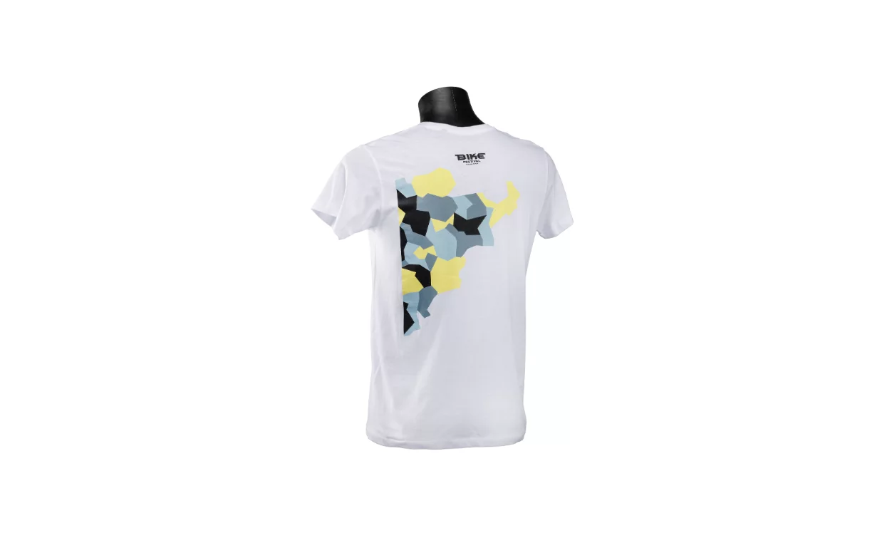 Ein weißes T-Shirt mit einem bunten Design auf der Rückseite. Das Muster beinhaltet geometrische Formen in Blau, Gelb und Schwarz.