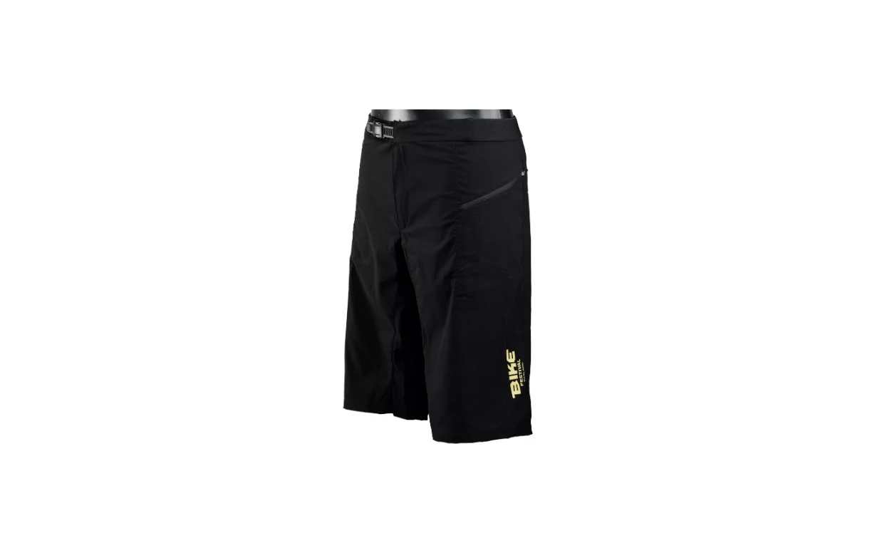 Pantaloni corti neri da ciclismo con tasche laterali. Ideali per attività sportive all'aperto.