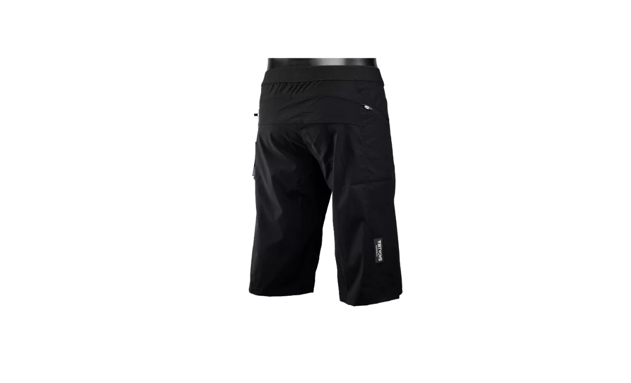 Pantaloni corti neri da uomo, ideali per attività sportive. Presentano un design semplice e funzionale.