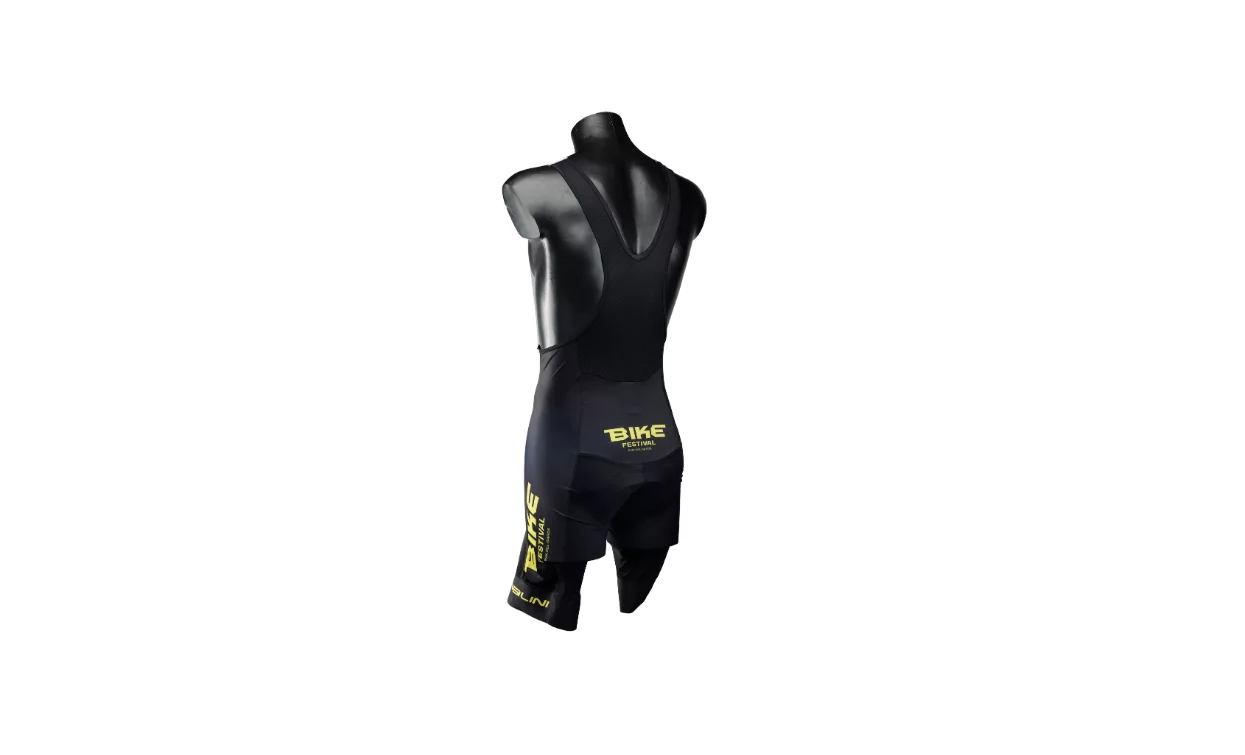 Ein schwarzes Triathlon-Outfit mit gelben Details, präsentiert auf einer Formenpuppe. Ideal für Wassersport und Radfahren.